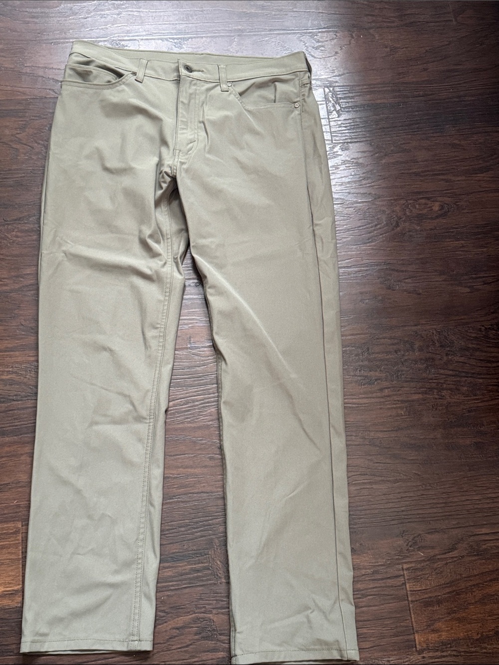 Levi’s 511 Men’s Straight Chino Engineered for Movement Pants in Olive 🫒 Green